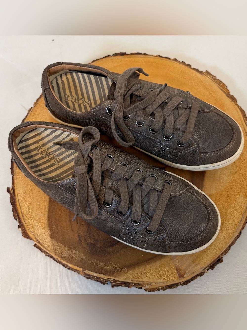 Taos Freedom Low Sneakers Brown Leather Perforated Silver Embellished Women’s 7